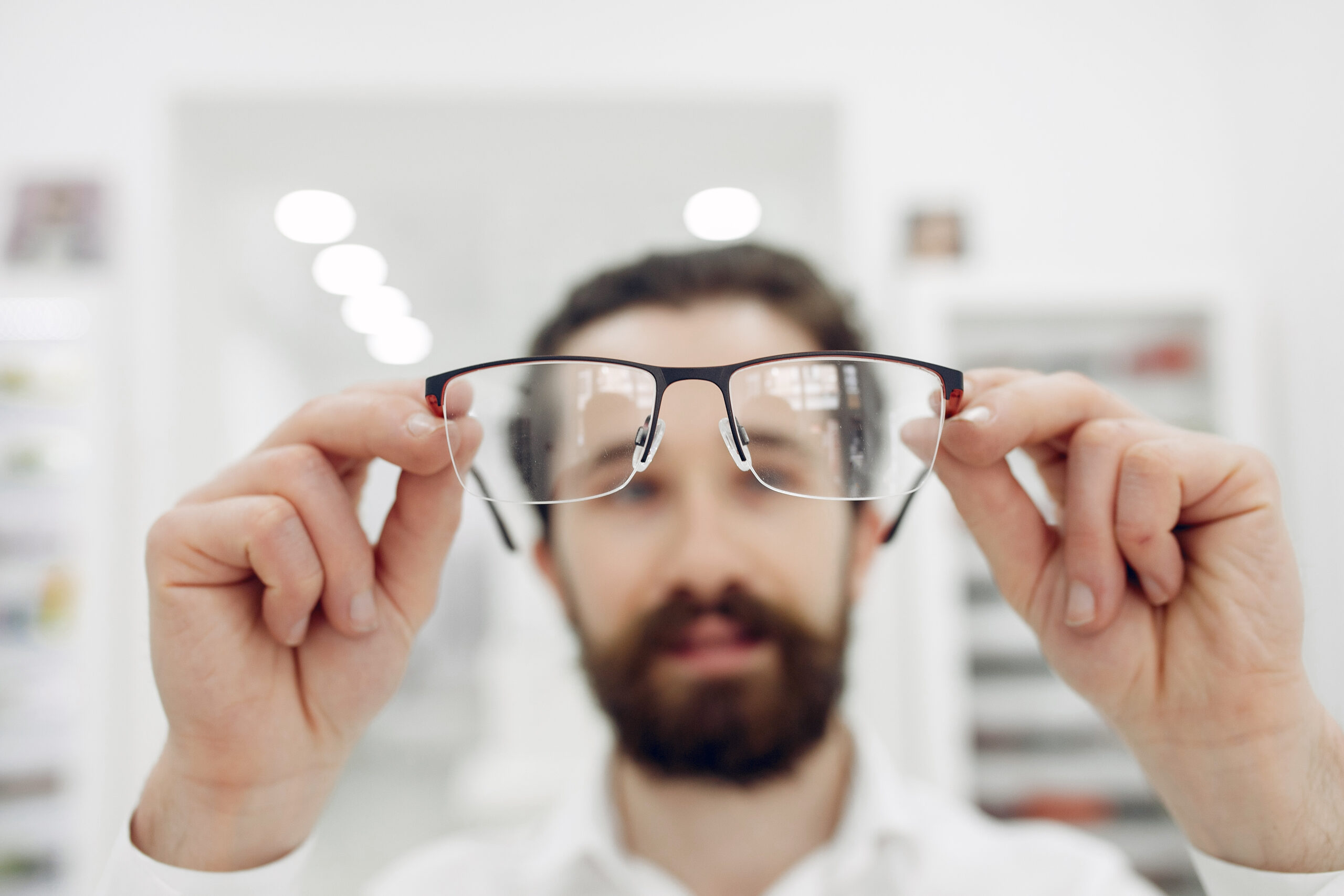 Vista com Estilo e Conforto: Qual é o melhor  Óculos ou Lentes de Contato?